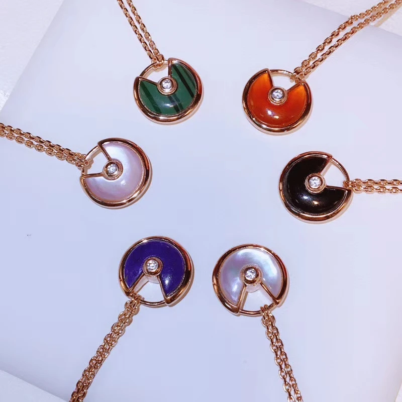 

Stylish and beautiful jewelry. S925 sterling silver round, curved, delicate necklace. Natural shell female luxury accessories