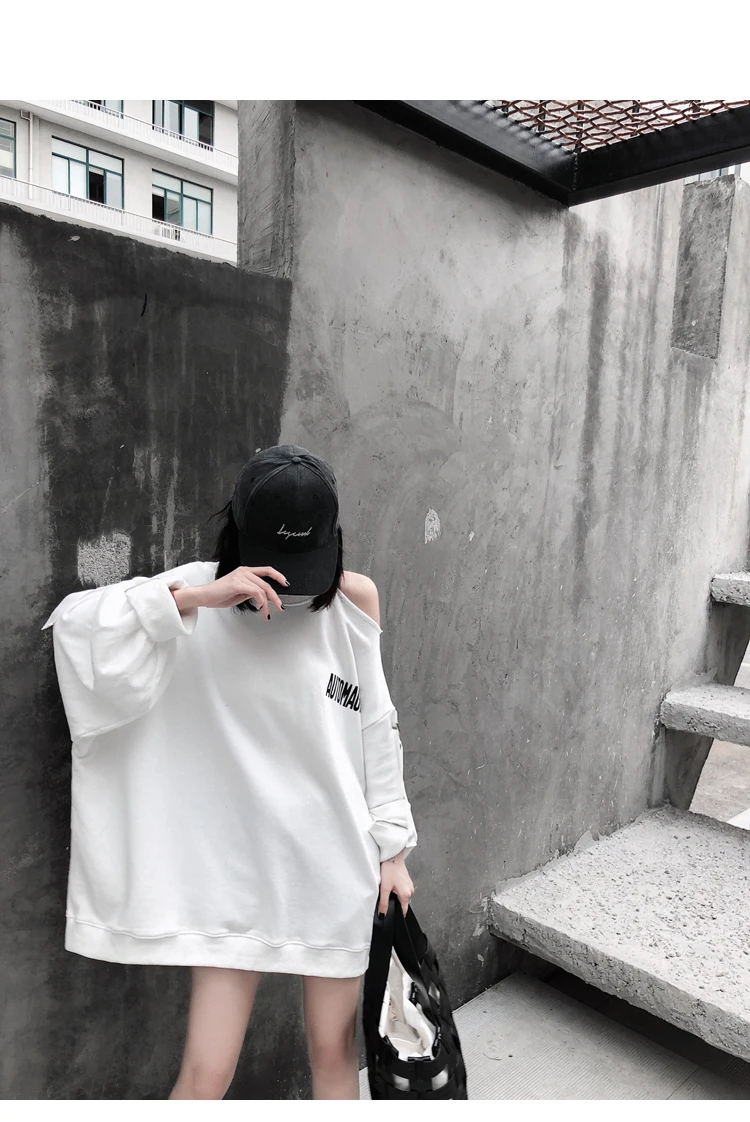 

2020 autumn and winter popular new net red Hong Kong style strapless letter printing wide lazy sweatershirt women looks good