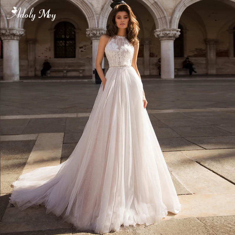 

Adoly Mey Romantic Halter Neck Button Tulle A-Line Wedding Dresses 2020 Luxury Beaded Appliques Brush Train Vintage Bridal Dress