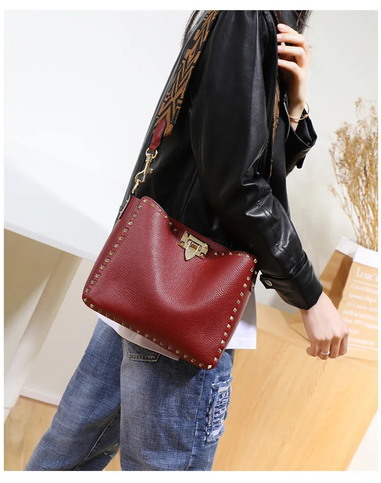 SHYAA женская сумка, новинка, натуральная кожа, модная сумка на плечо, широкий ремешок, сумка-мешок, Большая вместительная, с заклепками, сумка-мессенджер