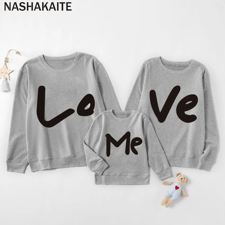 NASHAKAITE/свитер для мамы, папы и детей; три цвета; одинаковые толстовки с надписью «Love Me»; одинаковые комплекты для семьи
