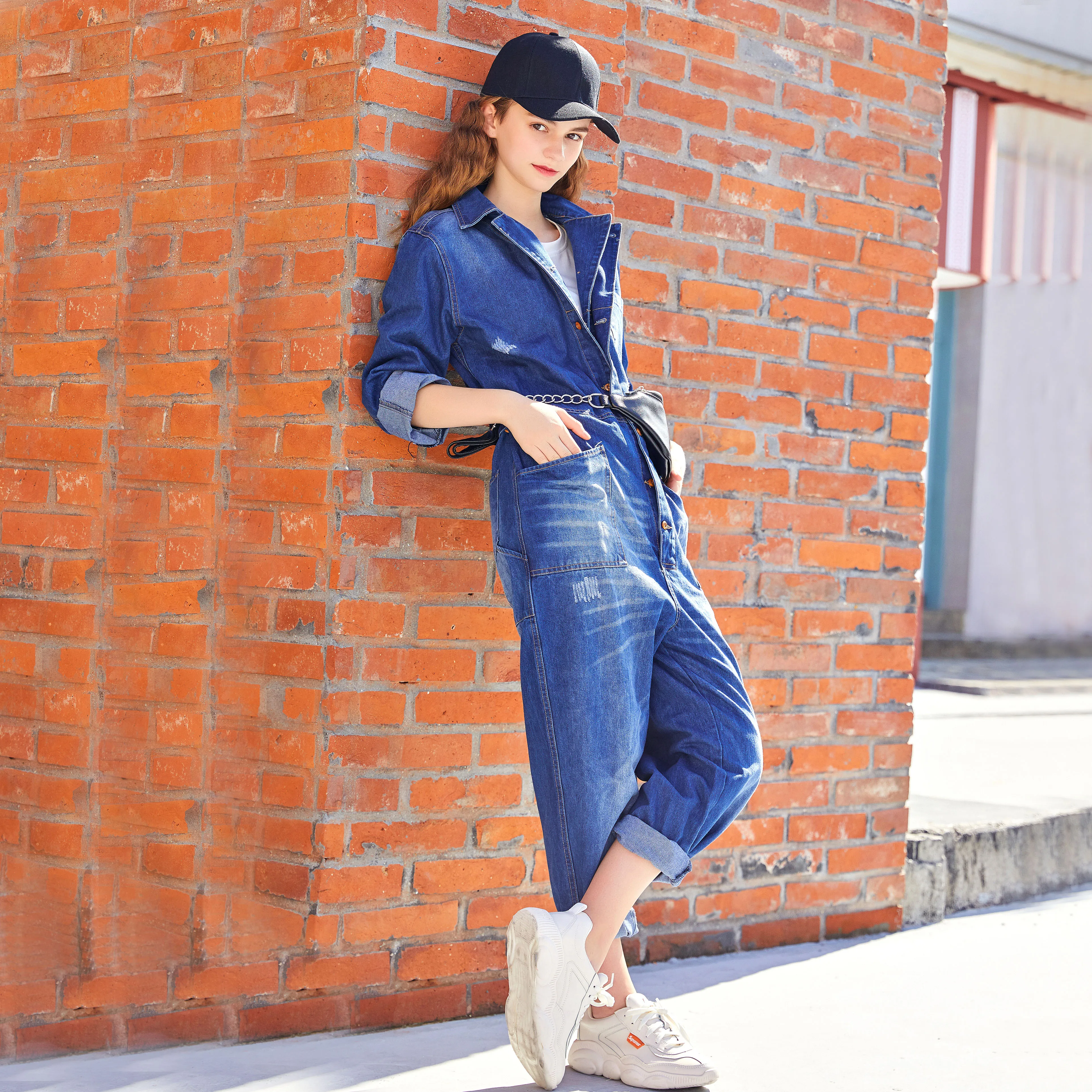 Женский джинсовый комбинезон темно синий повседневный в уличном стиле