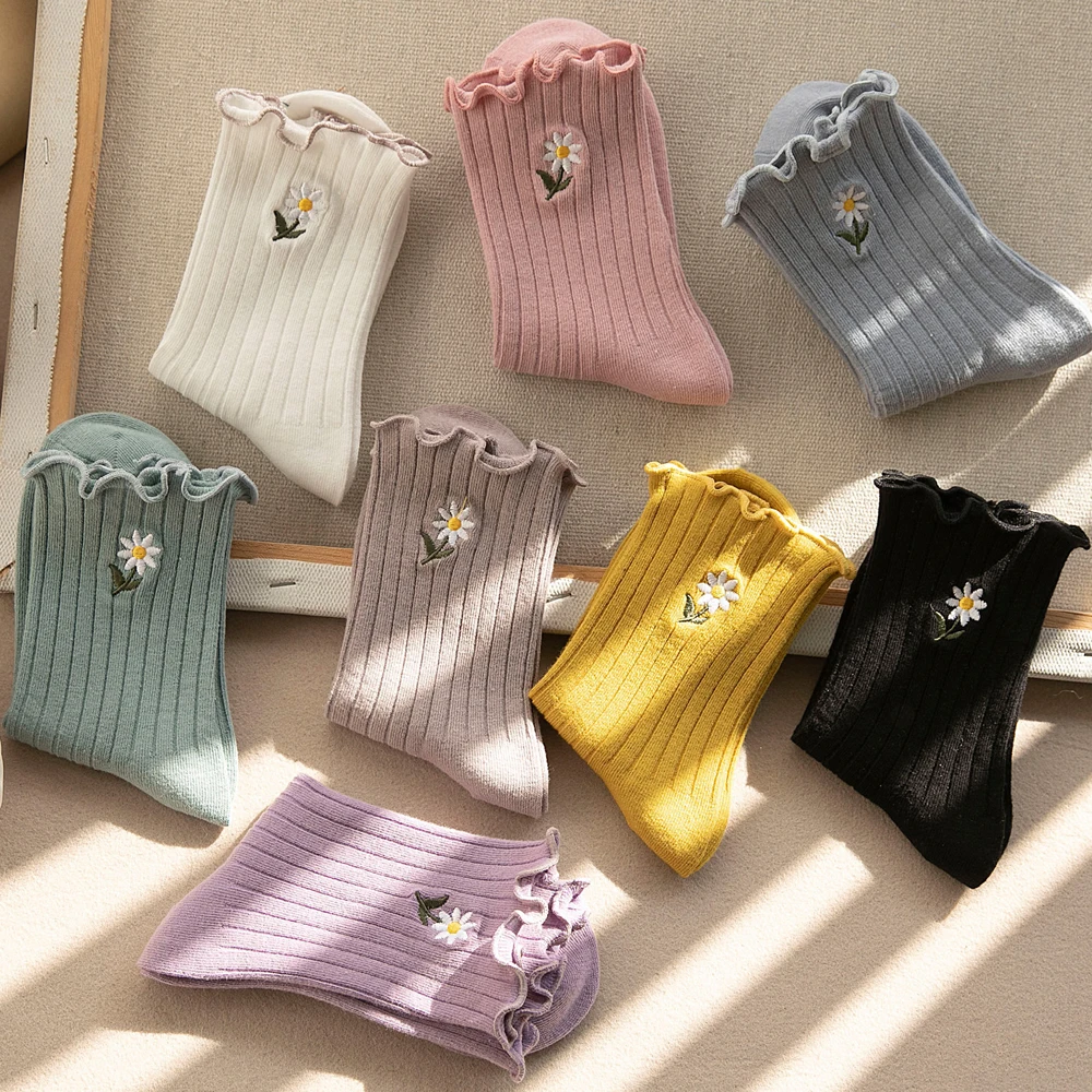 Calcetines de algodón con bordado de margaritas para mujer, calcetín transpirable con volantes, accesorios de ropa para otoño e invierno, 1 par