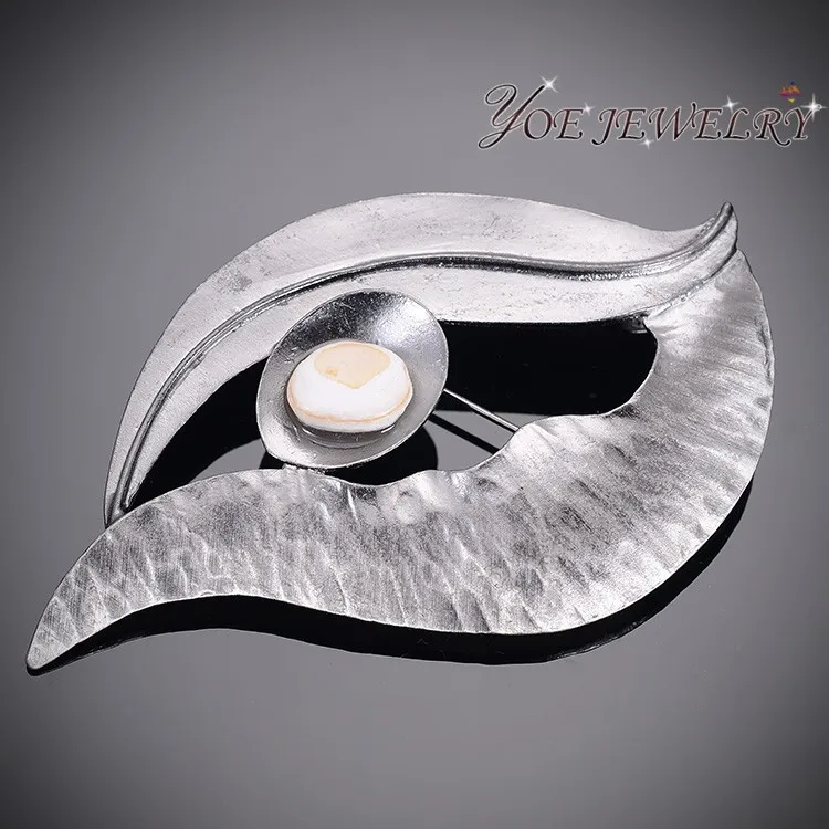 

IYOE New Arrival Punk Design Gun Metal Big Eyes Fashion Brooches & Pins Women Shell Pearl Brooch Vintage Brand Jewelry