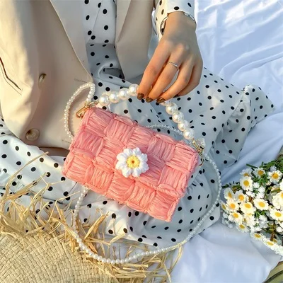 

Hand-woven Woven Small Daisies Women Bag Handmade Pearl Bag Pearl Chain Crossbody Bags Designer Shoulder Messenger Bags Purse