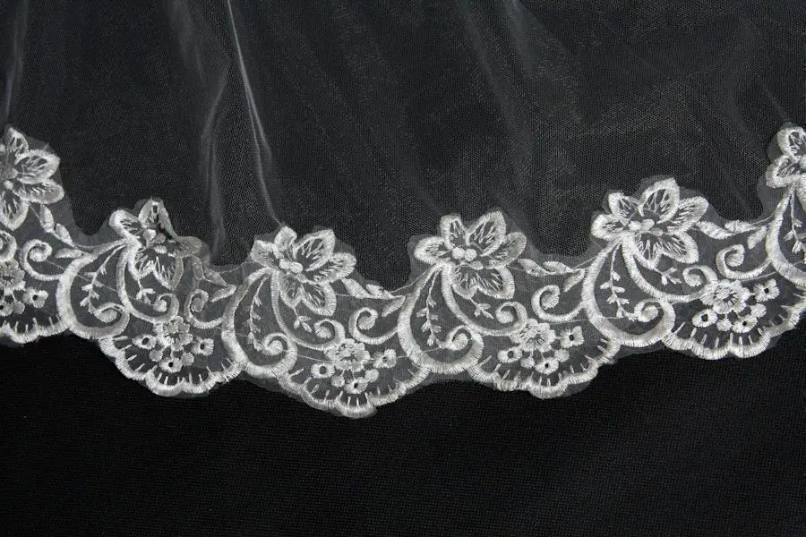 One Layer Lace Edge White Ivory Cathedral Wedding Veil With Comb Long Bridal Veils bride voile mariage Wedding Accessories 2019 One Layer Lace Edge White Ivory Cathedral Wedding Veil With Comb Long Bridal Veils bride voile mariage Wedding Accessories 2019