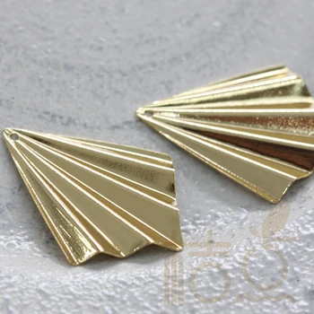 

Solid Brass Waved Fan Charm - 35x27mm (4067C)