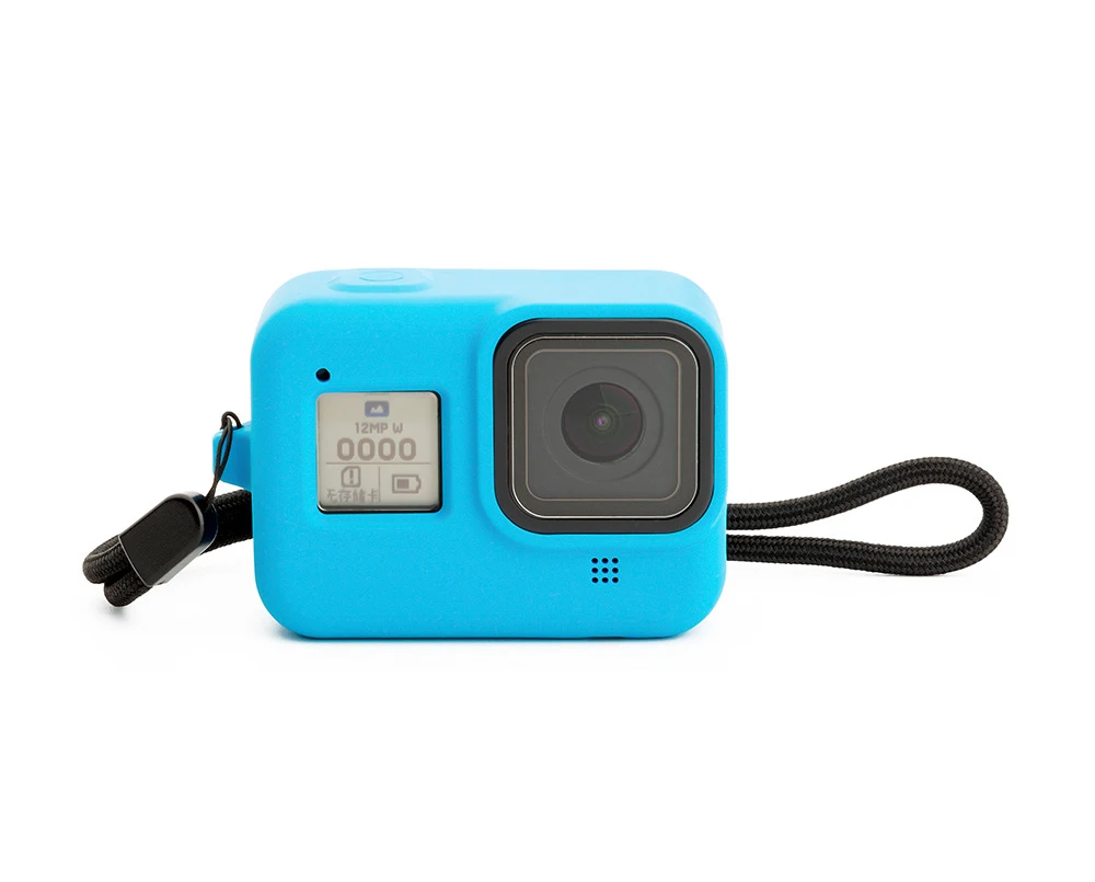 Étui de protection pour caméra d'action avec sangle, posé sur une table avec accessoires GoPro