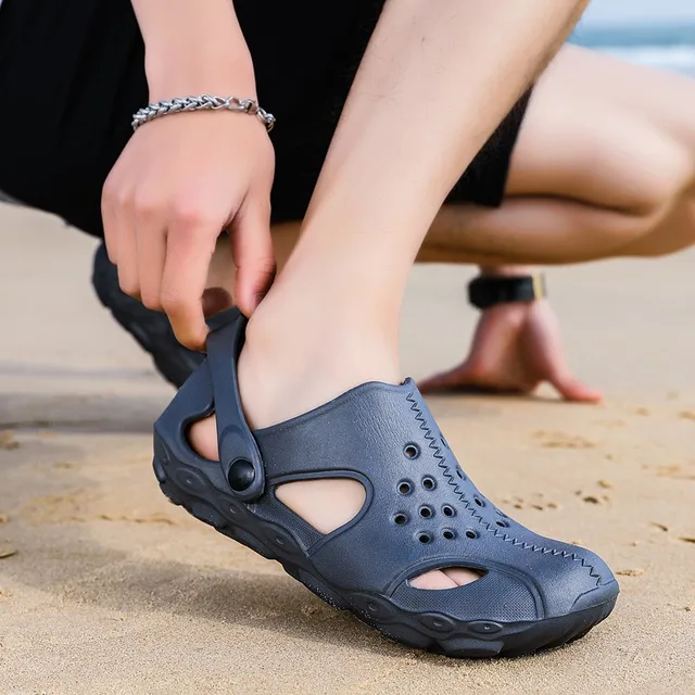 Fashion sandals men clogs slippers 2021 womens sandals summer sports sandals hollow out breathable beach slippers black sneakers