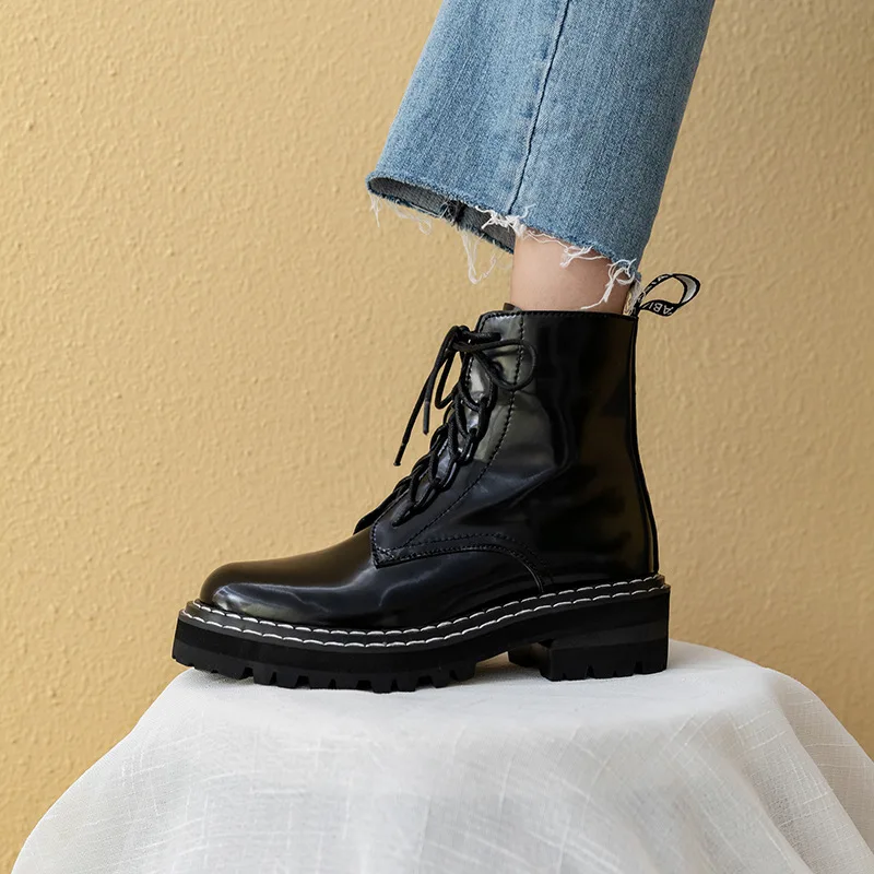 

2019 Winter Black Boots Woman England Ventilation All-match Thick Bottom Handsome Locomotive Short Boots Single