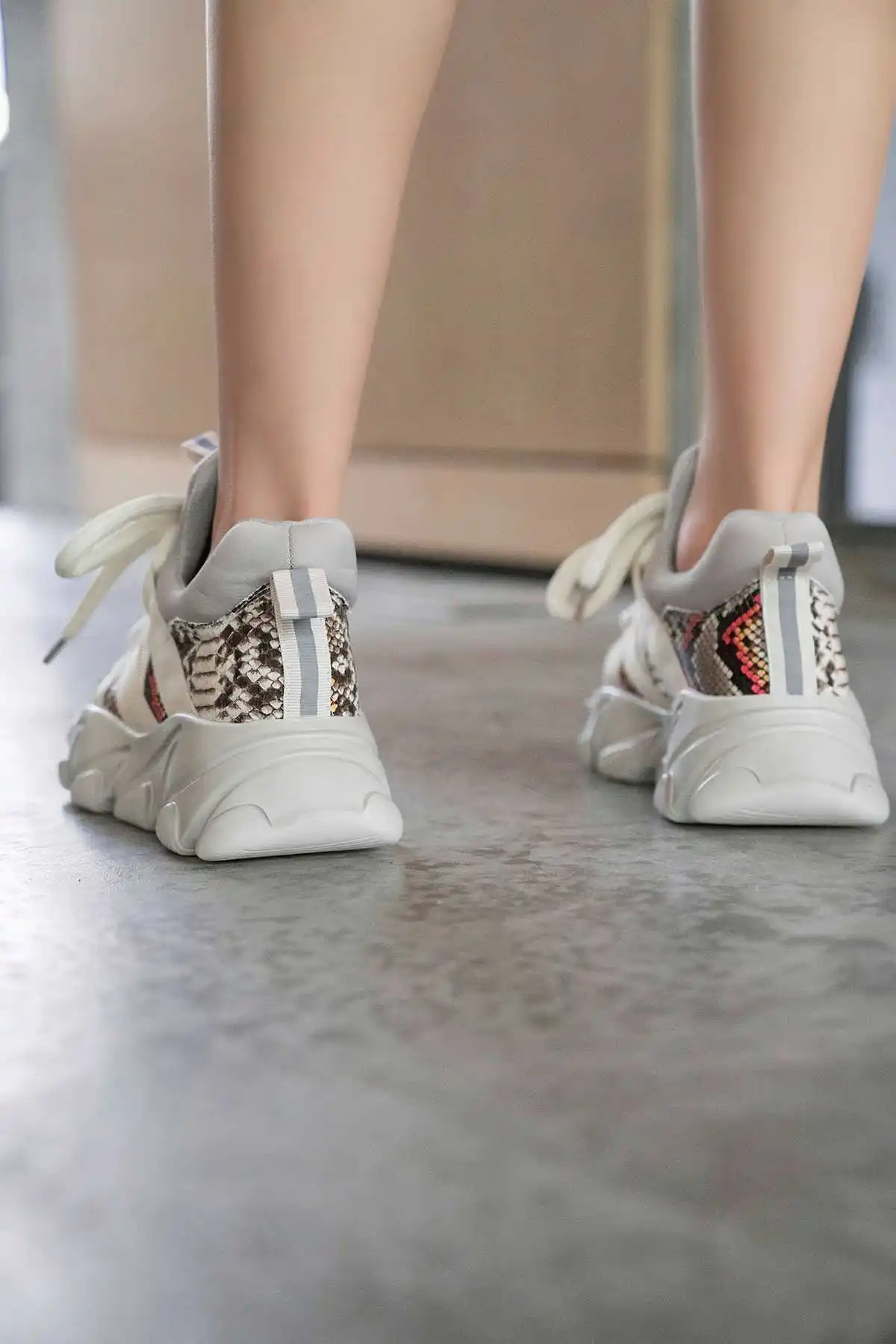 Krazing pot/Популярные Новые белые кроссовки; Уличная обувь на толстой нескользящей подошве с круглым носком и шнуровкой; удобная Вулканизированная обувь для молодых девушек; L22