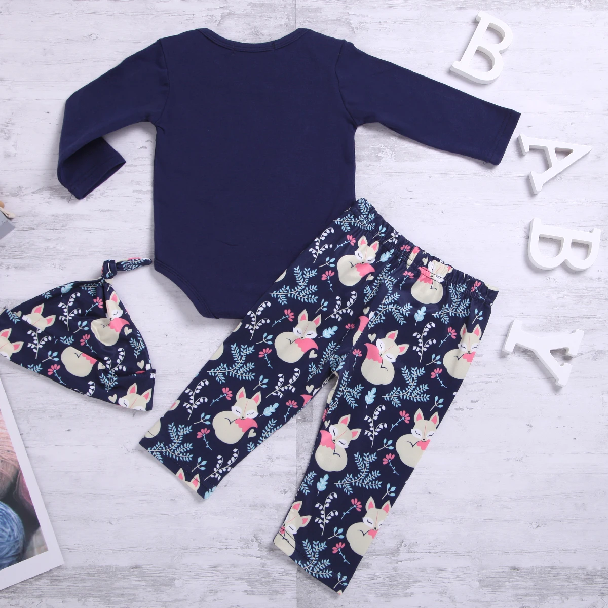 Хлопковый комбинезон с длинными рукавами для новорожденных девочек, штаны, шапка, комплект из 3 предметов, одежда для маленьких детей с милым принтом лисы