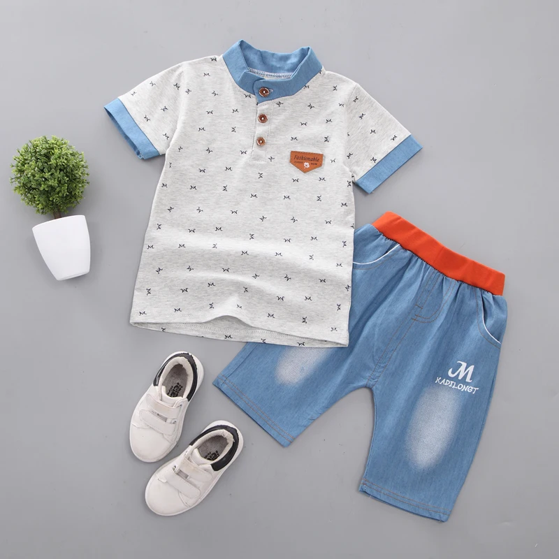 Комплект летней одежды из 2 предметов для маленьких мальчиков детская футболка с короткими рукавами Топы+ джинсовые штаны летний костюм для маленьких мальчиков