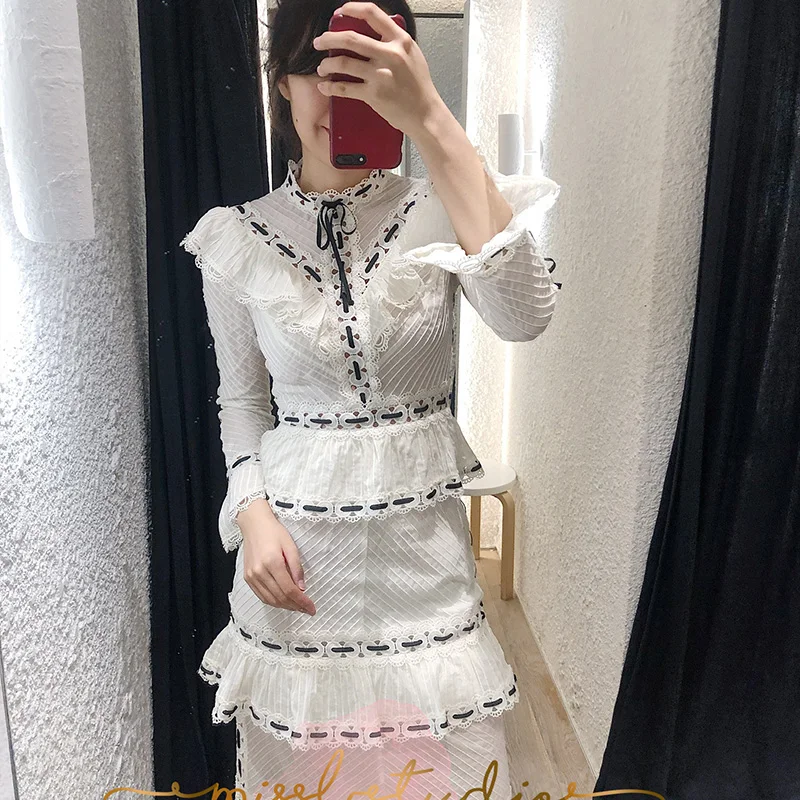 

19 years white small fragrance strokes stitching lace collar collar long sleeve multi-layer high waist cake dress