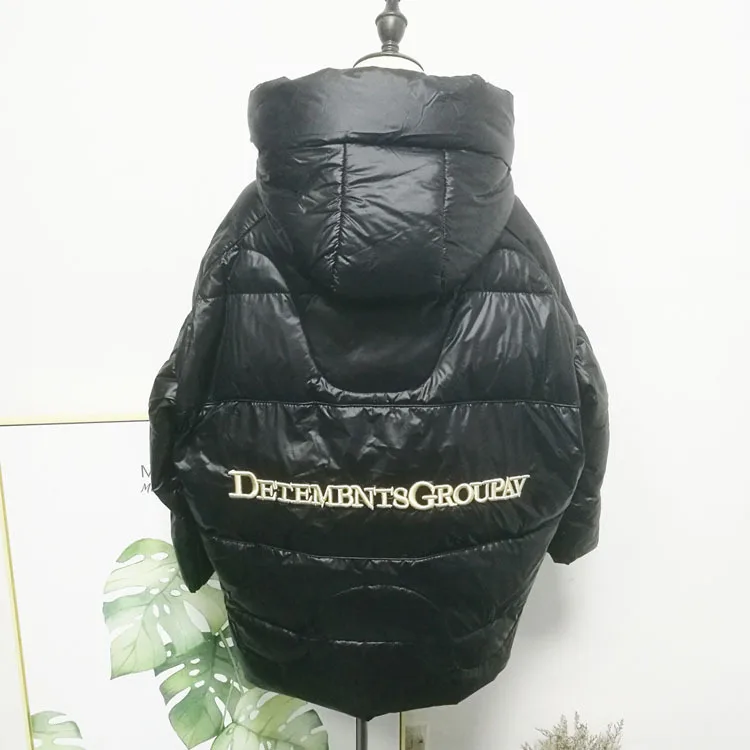 Стиль Ozhouzhan корейский стиль сзади вышитый буквами свободный крой средней длины пуховое женское плотное пальто с капюшоном