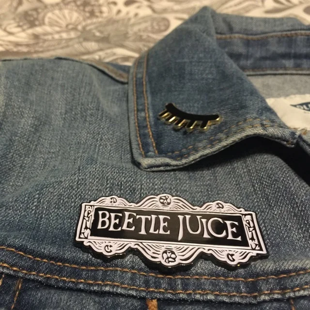 Черно белая эмалированная булавка от Beetlejuice с логотипом для отворота|Броши| |
