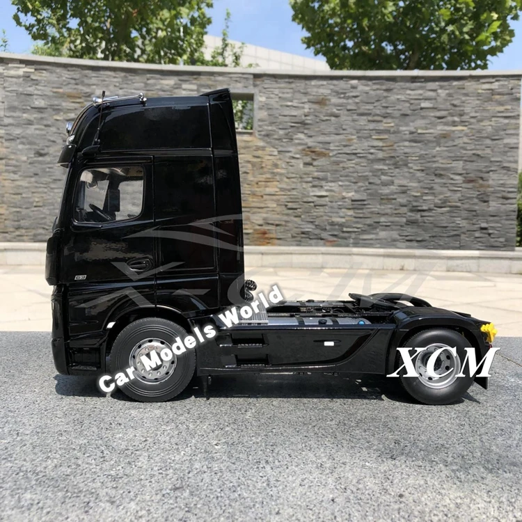 Литая под давлением модель автомобиля для NZG Actros Giga Space 1:18(черный)+ маленький подарок