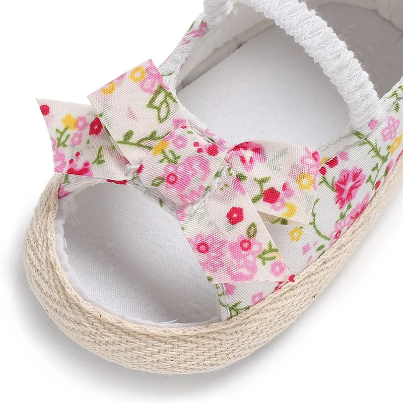 Белые сандалии с цветочным принтом для новорожденных девочек; милые повседневные От 0 до 2 лет с бантом на мягкой подошве для малышей; летняя обувь для малышей