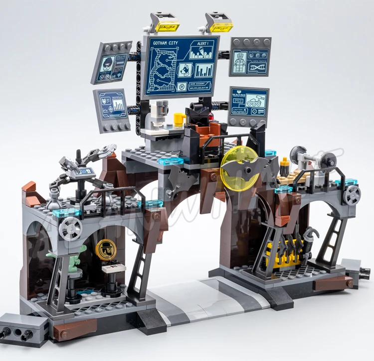 1071pcs Super heroes Batcave Clayface Invasion Bat-Tank Batcomputer 11353 Model Building Blocks Gif