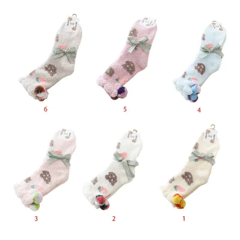 Женские зимние пушистые тапочки, Носки ярких цветов с клубничным помпоном, Нескользящие чулочно-носочные изделия