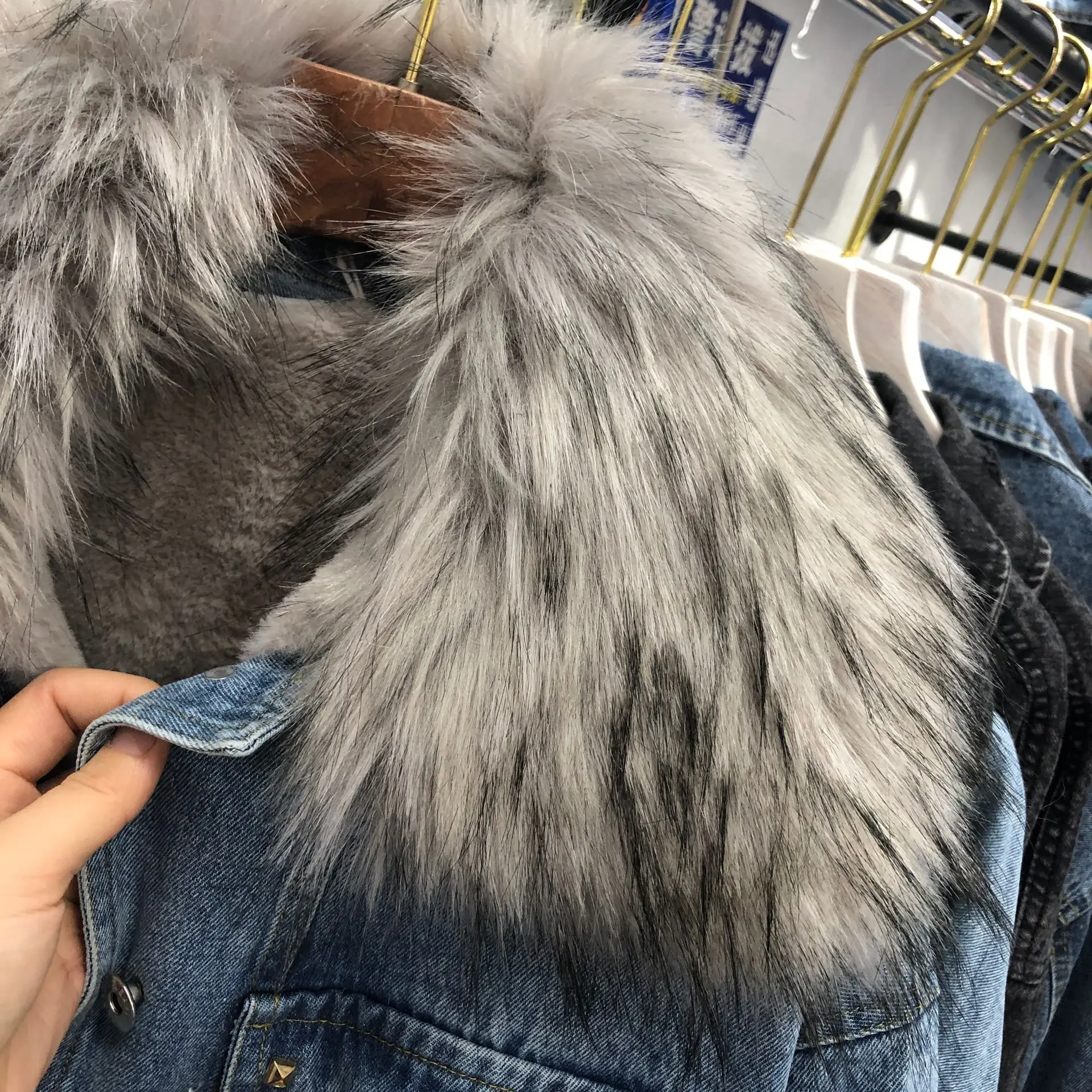 New Winter Cotton Jean Jacket Female Embroidery Denim Padded Coat Heavy Fur Collar Plush Velvet Thick Warm Jeans Jackets
