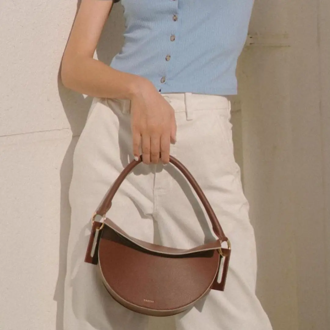 

2019 high-end female bag half-moon handbag star with the same paragraph leather shoulder diagonal cross-body mobile phone purse