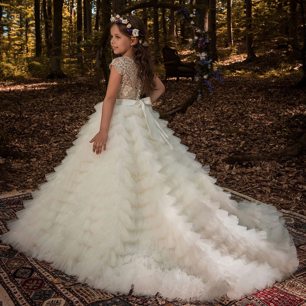 

2022 Elegant Flower Girl Dresses For Weddings Cap Sleeves Tulle Lace Ball Gown Tiered Long First Communion Dresses Little Girl