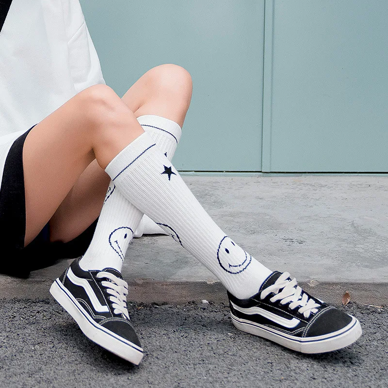 Носки в полоску со смайликом из мультфильма; сезон осень-зима; женские хлопковые носки до середины икры; корейские уличные Повседневные Дышащие милые впитывающие пот носки