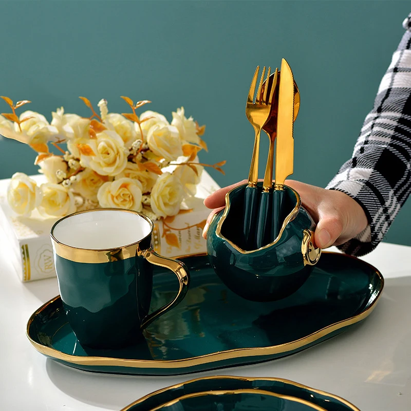 Новые зеленые керамические тарелки с изогнутыми краями и золотым ободом блюдо