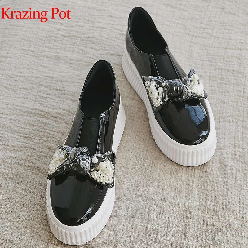 Женские кроссовки на платформе из натуральной кожи с жемчужинами круглым носком