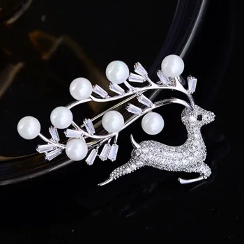 

Fashion Crystal Deer Brooches Pins For Women Designer Female Suit Clothes Accessories Wholesale Christmas Gift Party Jewelry