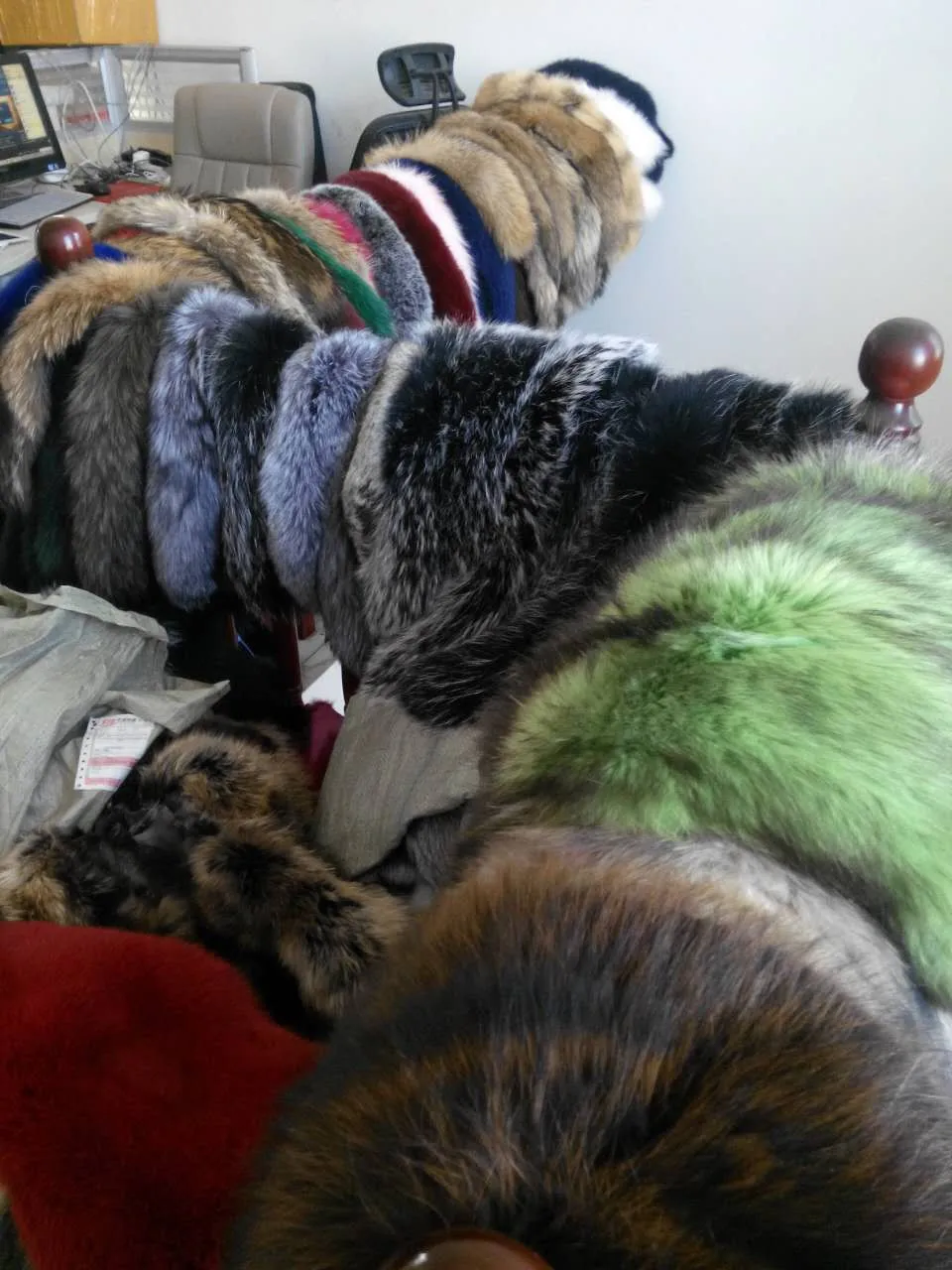 Зимние натуральным енота меховой воротник женская пальто свитер шарфы для женщин Енот Меховой для шеи бородавки мешок шарф, шляпа наборы с