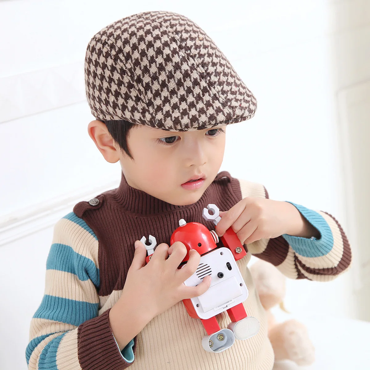 Новогодняя шапка спицами. Темно бежевая шапка. Домашние шапочки. Как убавить женскую шапку. Береты сетка детские.