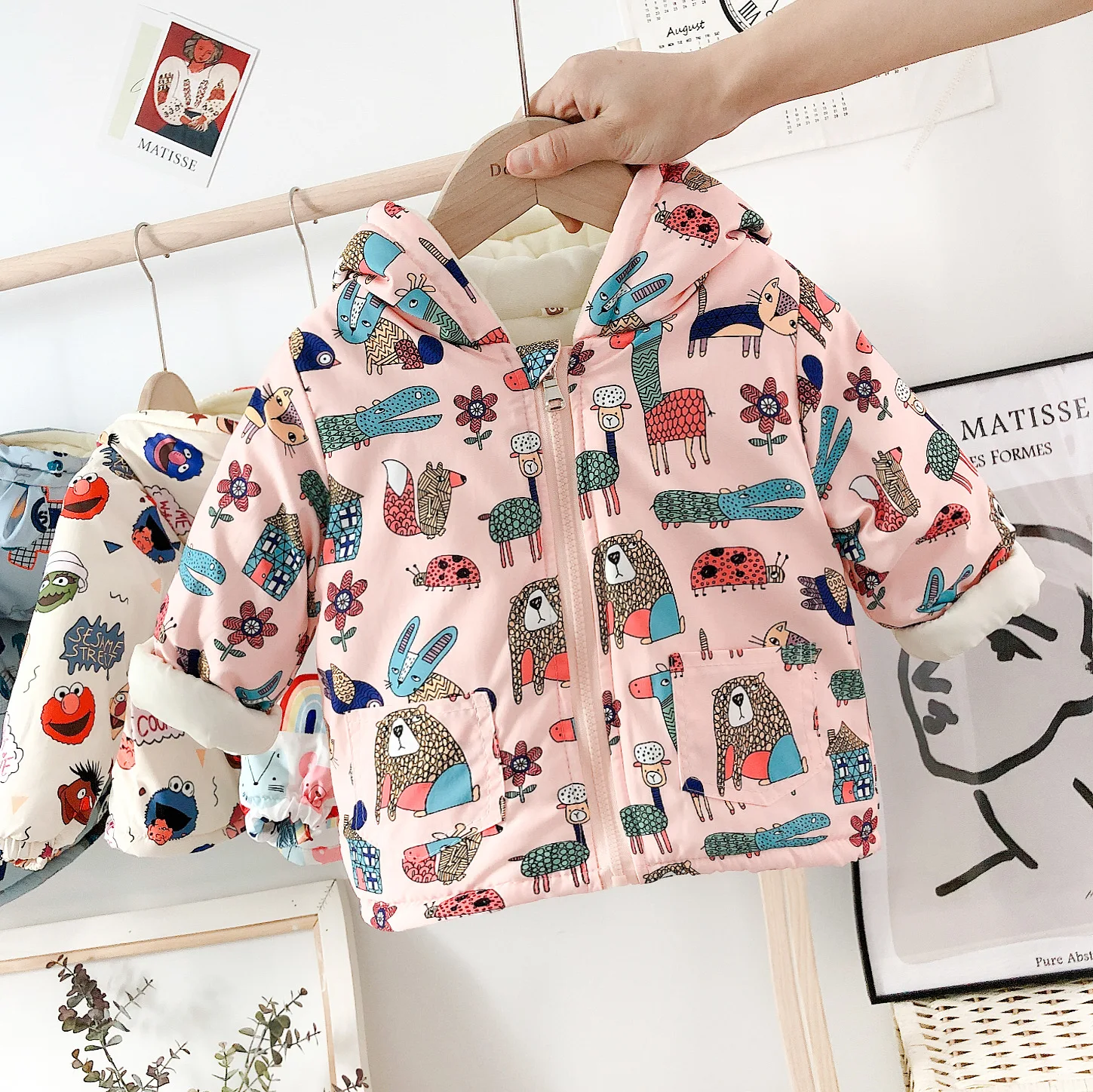 Новое пальто для детей 2-6 лет, зимняя куртка с капюшоном и милым принтом в Корейском стиле для маленьких мальчиков и девочек, утепленная хлопковая куртка с плюшевой подкладкой