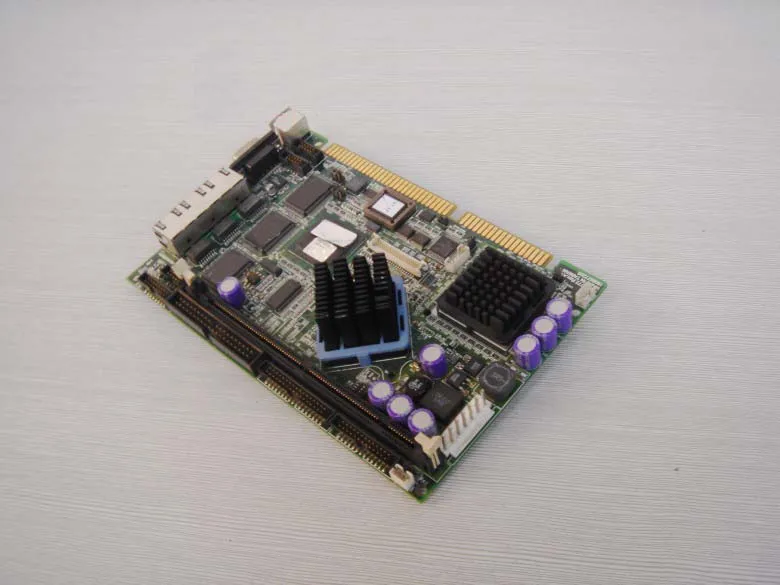 Полудлинная промышленная панель управления PCA-6772 Rev. A1