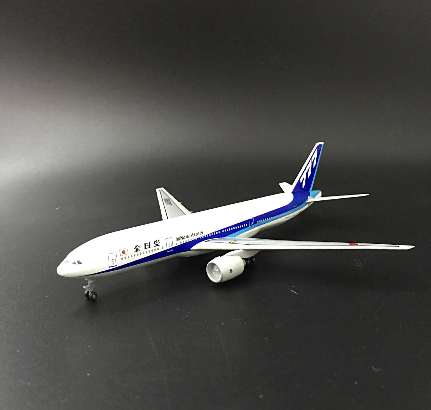 New Die-casting Alloy 1: 400 Boeing 777 Toy Airplane Model Nippon Airlines Furniture Collection Furnishings Children Toys |