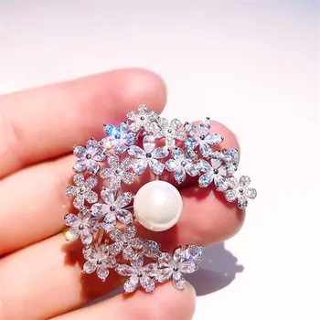 

Beautiful Snowflake Pearl Brooches for Women Winter Wedding Bouquet Brooch Pin Jewelry Crystal Snow Flake Broach Christmas Gifts