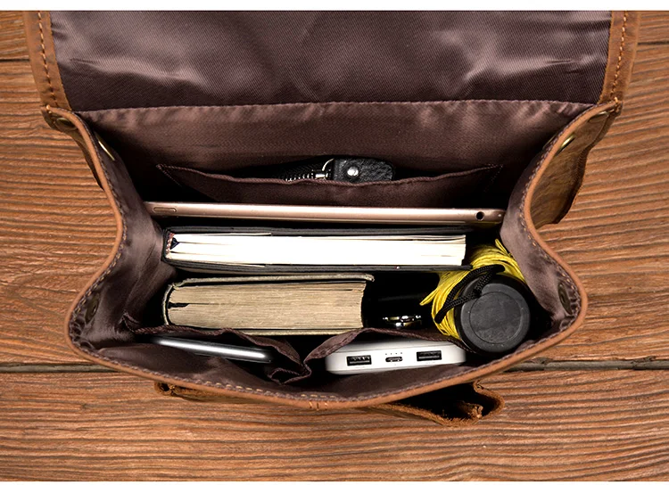 Taschen zeigen und großes Fassungsvermögen des Lederrucksacks