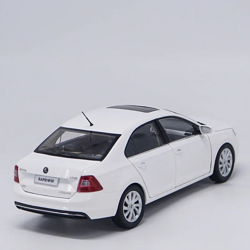 Модель автомобиля из металлического сплава 1:18 Skoda 2018|Наземный транспорт| |
