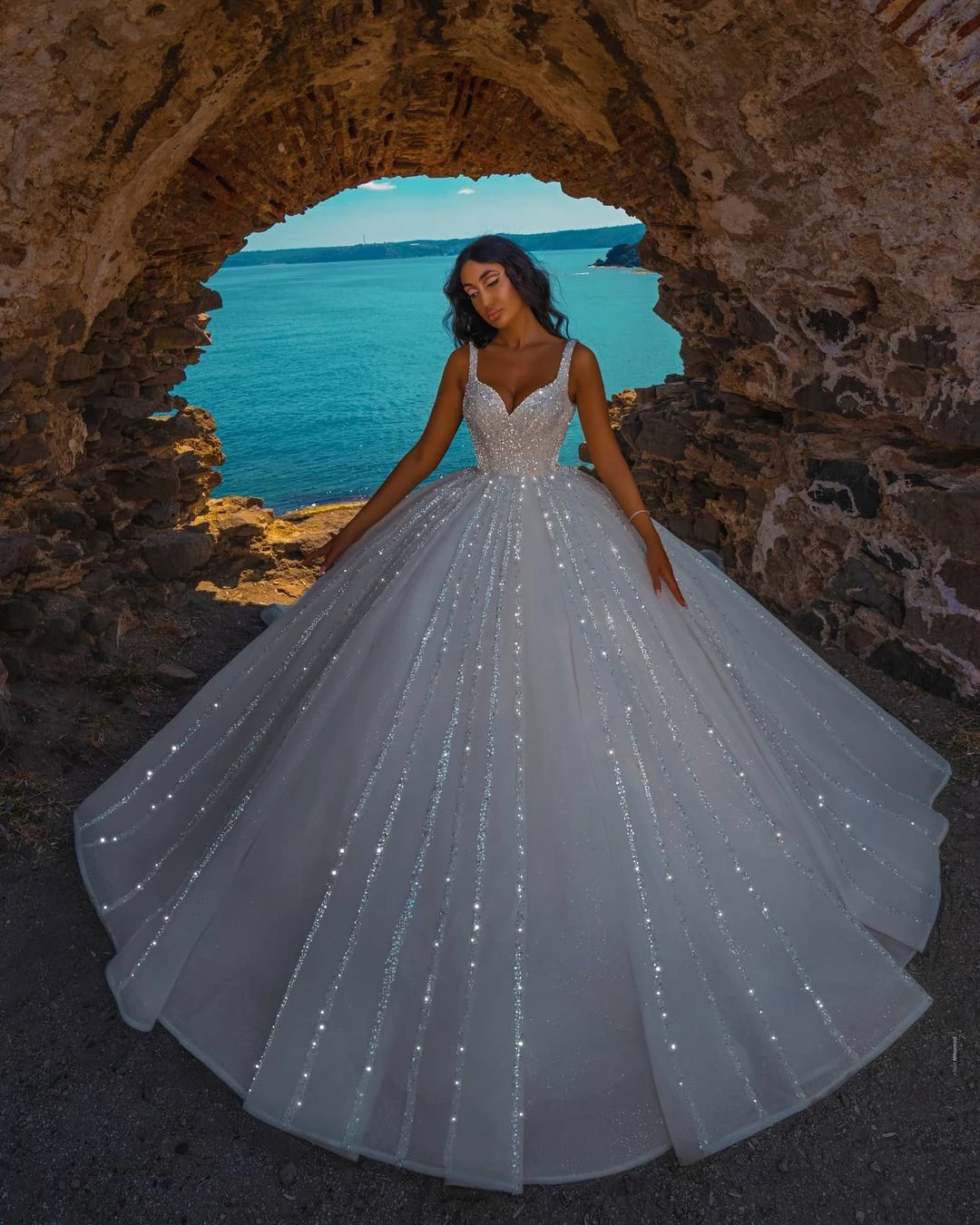 

Sparking Sequins Wedding Dress Sweetheart Sleeveless Bridal Gowns Custom Made Wide Straps Sequins Sweep Train Vestido de novia