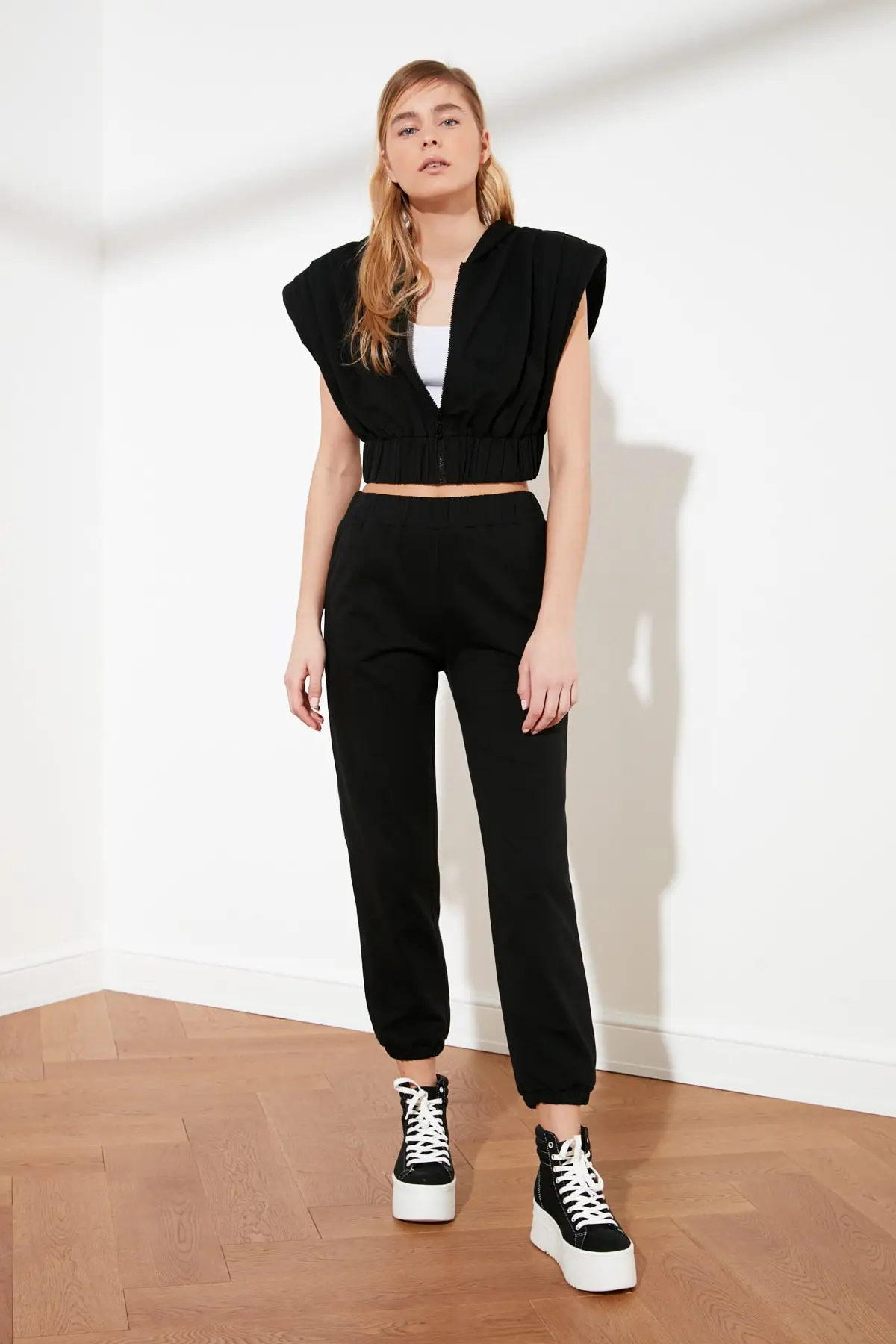 Trendyol With Shoulder Pads Crop and Jogger Knitting Tracksuit Set TWOSS21EM0016 Trendyol With Shoulder Pads Crop and Jogger Knitting Tracksuit Set TWOSS21EM0016