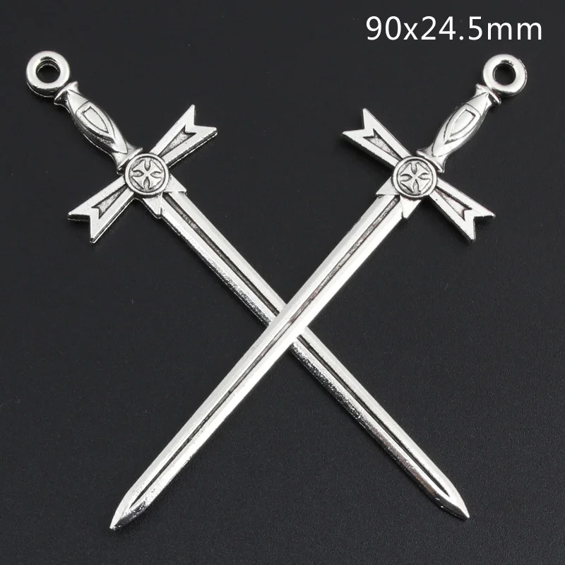 シルバー 剣型ペンダントチャーム 15 個シルバーカラークロス剣チャームコネクタ武器ペンダント DIY 金属