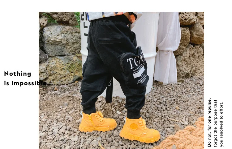 Детские штаны для мальчиков в Корейском стиле г. Осенние детские брюки для мальчиков модные хлопковые комбинезоны патч для брюк брюки-карго с карманами для подростков Новинка