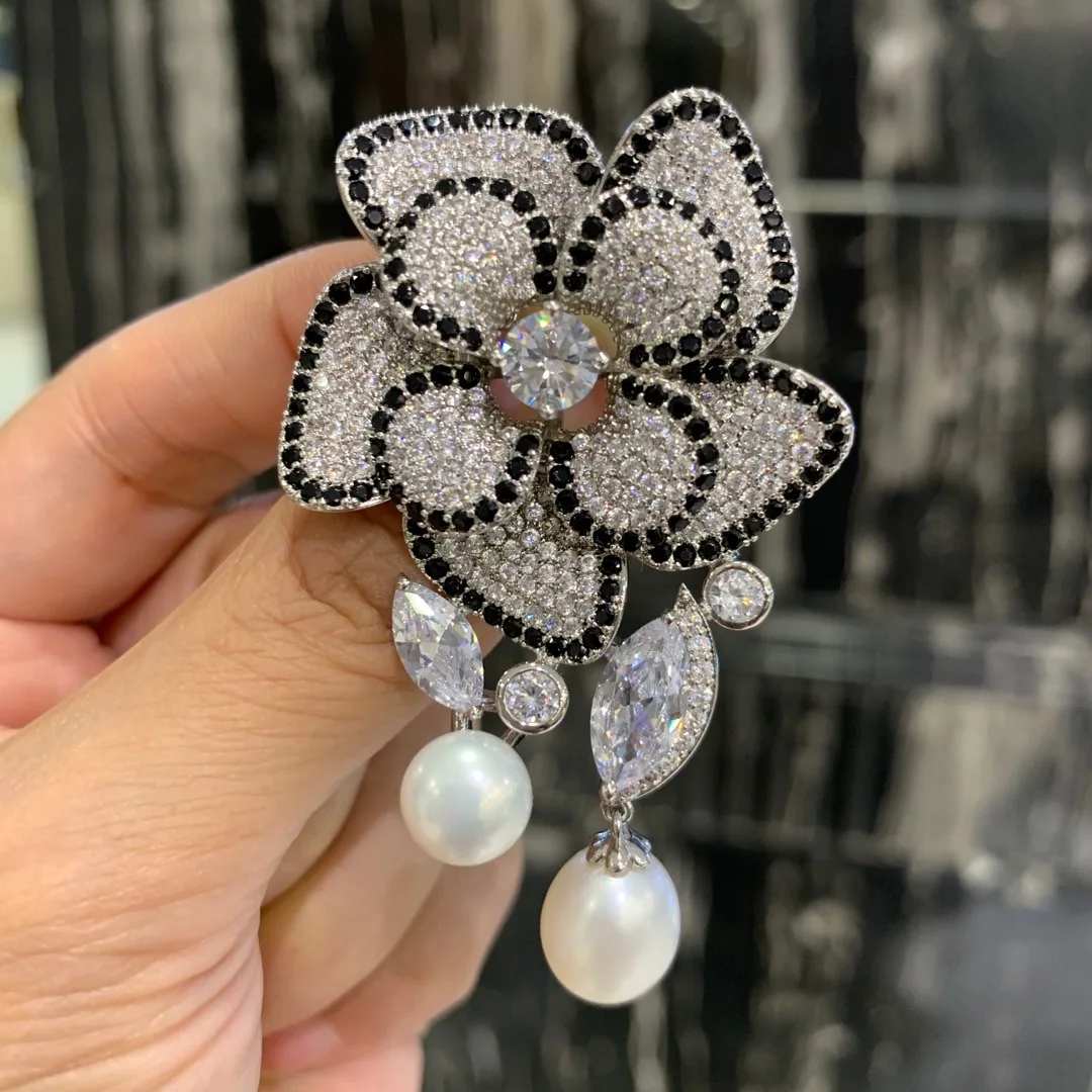New Fashion Freshwater Pearl Brooches for Women Luxury Cubic