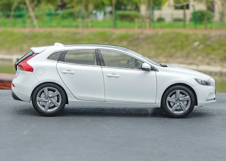 1:18 высокое тщательное VOLVO V40 сплав модель автомобиля статические металлические модельные автомобили с оригинальной коробкой