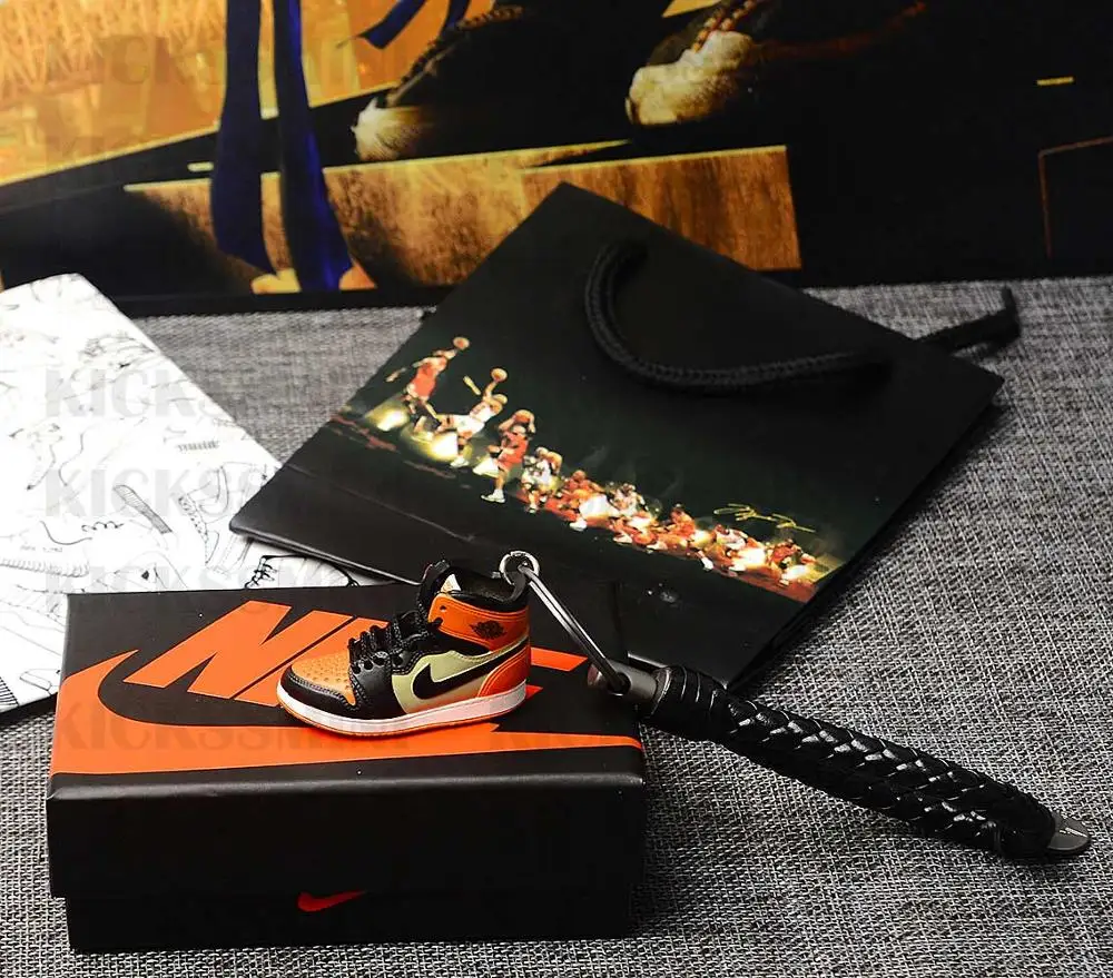 Personality DIY Air Jordan 1 “CHICAGO” part 2 3D Sneaker Model Keychain Bag Box Pendant Couple doll accessory - Цвет: a shoe w rope