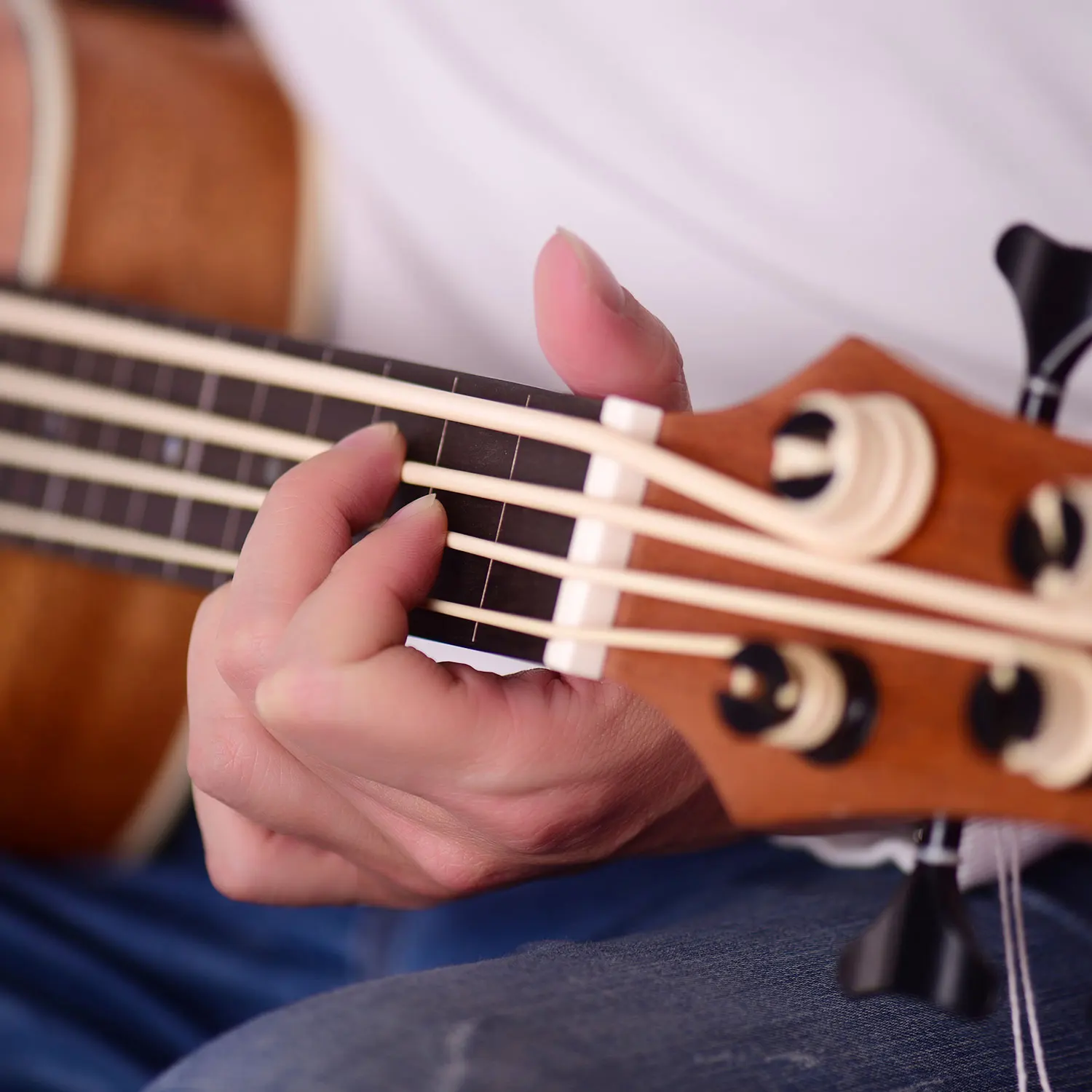 30 дюймов электрический бас укулеле Ukelele Uke Sapele фанерный корпус Padauk гриф резиновые шнурки Встроенный тюнер Эквалайзер с аудио кабелем