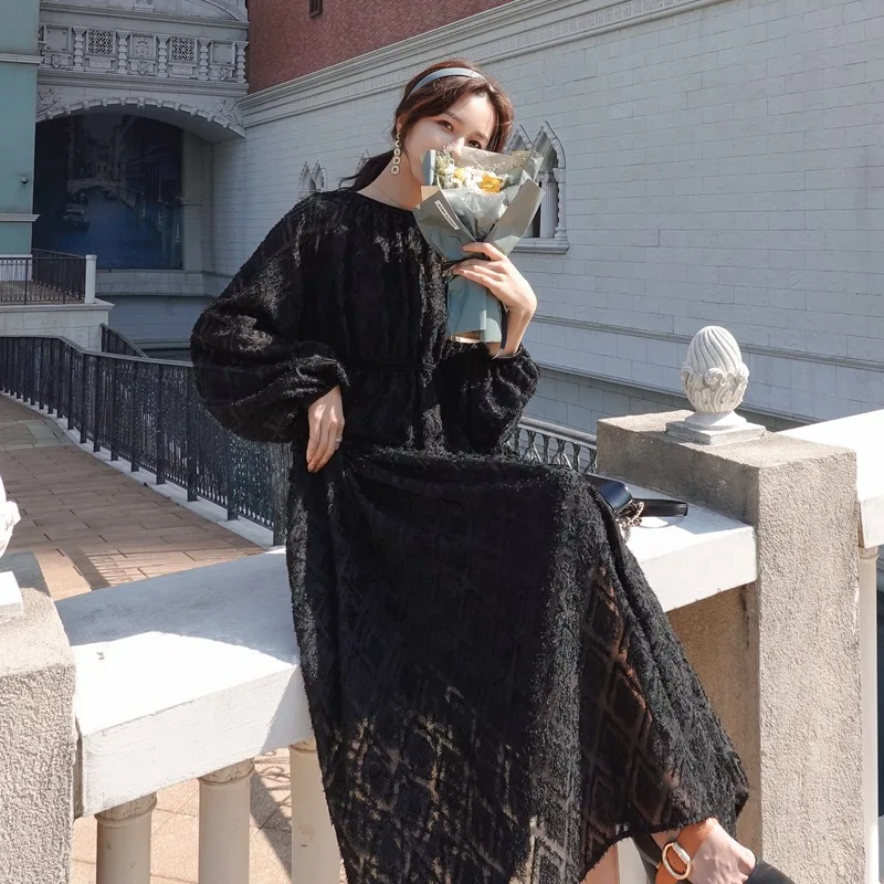 

Photo Shoot in Hepburn-Style Black And White with Pattern Back Lace-up Long Sleeve Waist Hugging Big Hemline Tassels Joint Lace