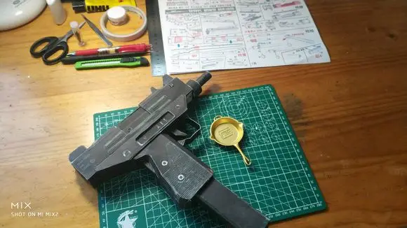 UZI Submachine Gun Пистолет Бумажная модель оружие стрелковое 3D стерео ручной работы