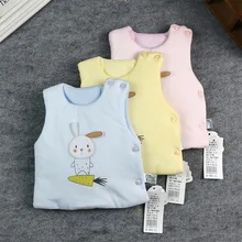 19 стиль; хлопковый жилет с пуговицами на плечах для малышей; xiao cai ya; утепленный жилет для малышей; Товары для новорожденных с объемной вышивкой